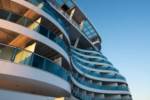 Peut-on louer une maison de vacances en Bretagne avec des ateliers de poterie et des excursions en kayak?